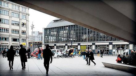 Brennpunkt Alex. Mehr als 360.000 Menschen laufen jeden Tag über Deutschlands größten Platz. 