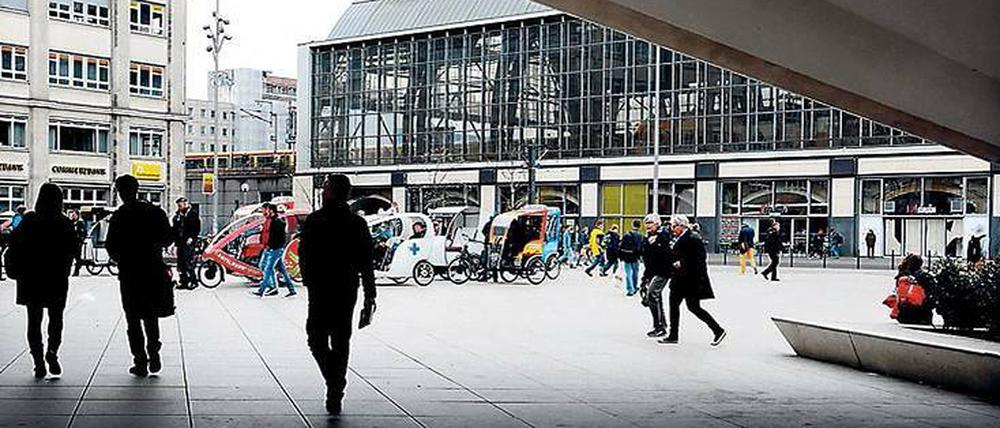 Brennpunkt Alex. Mehr als 360.000 Menschen laufen jeden Tag über Deutschlands größten Platz.