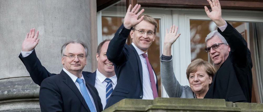 Gelöste Stimmung: Bundeskanzlerin Merkel mit den CDU-Parteifreunden Haseloff, Braun, Günther und Bouffier.