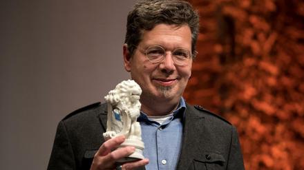 Der österreichische Schriftsteller Franzobel nach der Verleihung des Bayerischen Buchpreises seinen Preis für das Buch "Das Floß der Medusa".