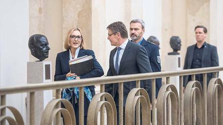 Erklärungsbedürftig. Polizei-Vizepräsidentin Koppers und Präsident Kandt vor der Sondersitzung. 