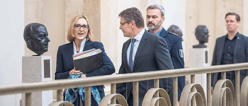 Erklärungsbedürftig. Polizei-Vizepräsidentin Koppers und Präsident Kandt vor der Sondersitzung. 