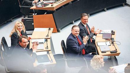 Geschlossen dagegen. Die AfD-Fraktion droht mit einer Verfassungsbeschwerde.