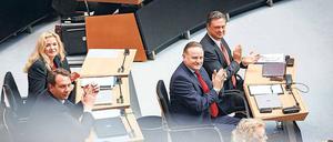 Geschlossen dagegen. Die AfD-Fraktion droht mit einer Verfassungsbeschwerde.
