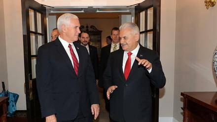 Das Treffen Yildirims (rechts) mit US-Präsident Pence brachte nicht viel mehr als einen Austausch diplomatischer Floskeln.