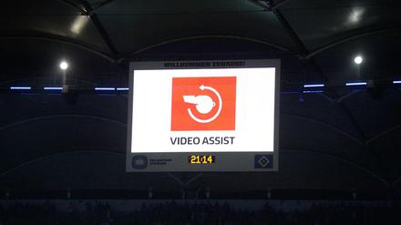 Einmal Videobeweis, bitte! In Zukunft sind immer zwei Videoassistenten im Einsatz.