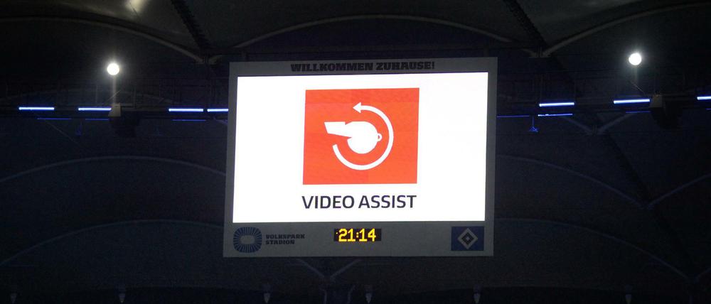 Einmal Videobeweis, bitte! In Zukunft sind immer zwei Videoassistenten im Einsatz.