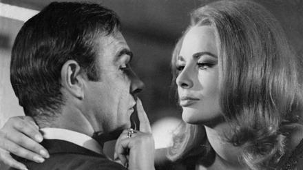 Karin Dor mit Sean Connery in "James Bond 007 - Man lebt nur zweimal". 