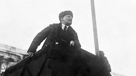 Wladimir Lenin, Begründer der Sowjetunion, bei einer Ansprache auf dem Roten Platz in Moskau am 7. November 1918.