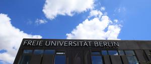 Der Himmel über einem Gebäude der Freien Universität Berlin.
