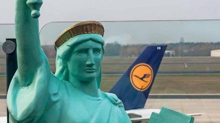 Ziel klar. Ein Modell der Freiheitsstatue winkte dem Jet beim Start. 
