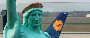 Ziel klar. Ein Modell der Freiheitsstatue winkte dem Jet beim Start. 