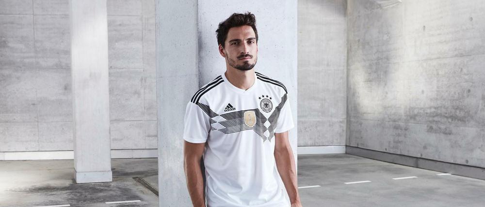Mats Hummels, der das neue Trikot der deutschen Fußball-Nationalmannschaft für die FIFA Fußball-Weltmeisterschaft in Russland 2018 trägt.