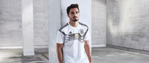 Mats Hummels, der das neue Trikot der deutschen Fußball-Nationalmannschaft für die FIFA Fußball-Weltmeisterschaft in Russland 2018 trägt. 