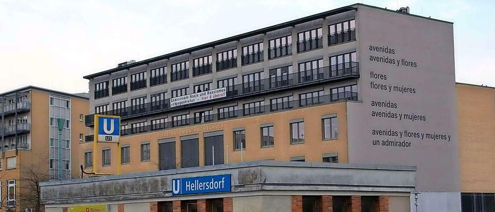 Das Gedicht von Eugen Gomringer ist seit 2011 auf der Fassade der Alice-Salomon-Hochschule in Hellersdorf zu sehen.