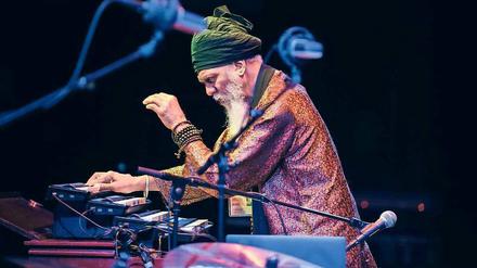 Wo ist die Blue Note? Hammondorganist Lonnie Smith, der sonst auch gerne auf einem eigens für ihn angefertigten elektronischen Spazierstock wile Rhythmen klopft. 