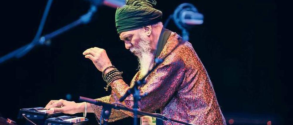 Wo ist die Blue Note? Hammondorganist Lonnie Smith, der sonst auch gerne auf einem eigens für ihn angefertigten elektronischen Spazierstock wile Rhythmen klopft. 
