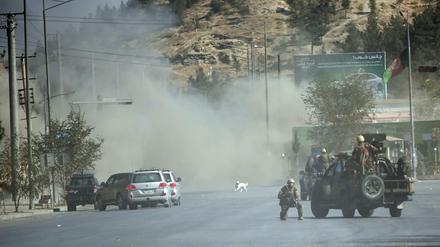 Afghanische Soldaten in der Nähe des Geländes des TV-Senders Schamschad in Kabul, der am Dienstag von der Terrormiliz IS angegriffen wurde. 