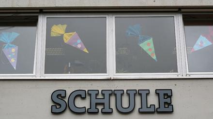 Fassade einer Schule. Viele Schulgebäude sind sanierungsbedürftig.