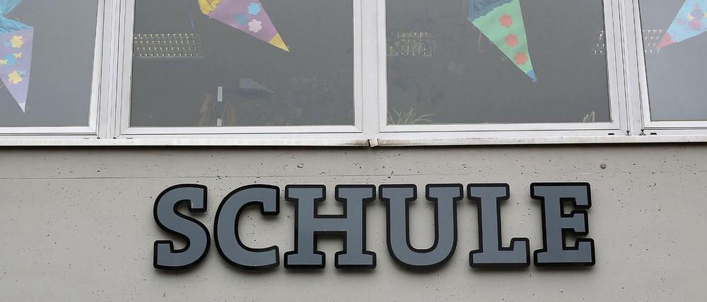 Fassade einer Schule. Viele Schulgebäude sind sanierungsbedürftig.