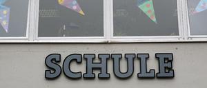 Fassade einer Schule. Viele Schulgebäude sind sanierungsbedürftig.