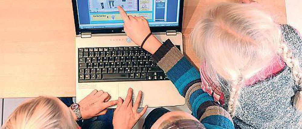 Sicher Surfen: Im Schnitt sind Kinder ab 13 Jahren fitter im Netz als ihre Eltern.