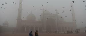 Die Konturen von Jama Masjid, der größten Moschee Indiens, verschwinden im giftigen Smog.