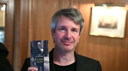 Der französische Schriftsteller Eric Vuillard mit seinem Buch «L·Ordre du jour».