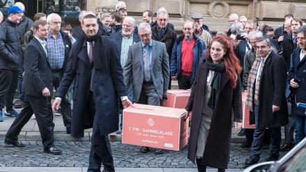 Ortstermin. Die US-Kanzlei Hausfeld und die Internetplattform My-Right reichten am Montag die Klagen im VW-Abgasskandal von mehr als 15 000 Betroffenen beim Landgericht Braunschweig ein.