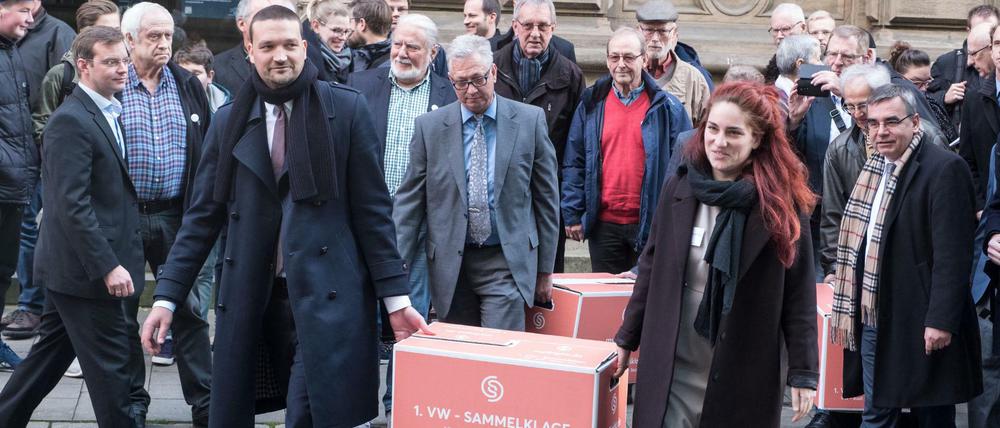 Ortstermin. Die US-Kanzlei Hausfeld und die Internetplattform My-Right reichten am Montag die Klagen im VW-Abgasskandal von mehr als 15 000 Betroffenen beim Landgericht Braunschweig ein.
