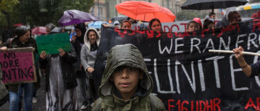 Mit einem Marsch zur deutschen Botschaft in Athen protestierten jetzt die Angehörigen von syrischen Flüchtlingen, die bereits in Deutschland sind, für ihre Familienzusammenführung.