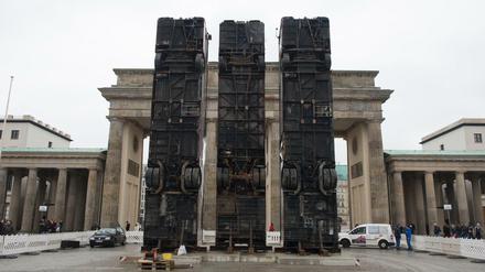 Gedenken an den Krieg in Syrien: "Monument" mit drei zum Schutz vor Heckenschützen aufgestellten Bussen aus Aleppo