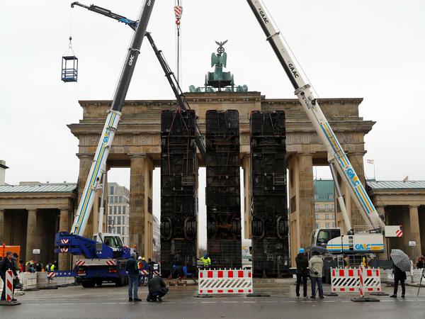 Als Mahnmal gegen Krieg und Terror sieht der deutsch-syrische Künstler Manaf Halbouni seine Skulptur aus drei ausrangierten Schrottbussen.