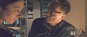 Was ist im Aktenraum passiert? Hannes Jaenicke und Ursula Strauss im ARD-Drama „Meine fremde Freundin“ 