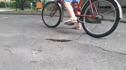 Ein Kind mit Fahrrad auf einer Berliner Straße (Symbolfoto)