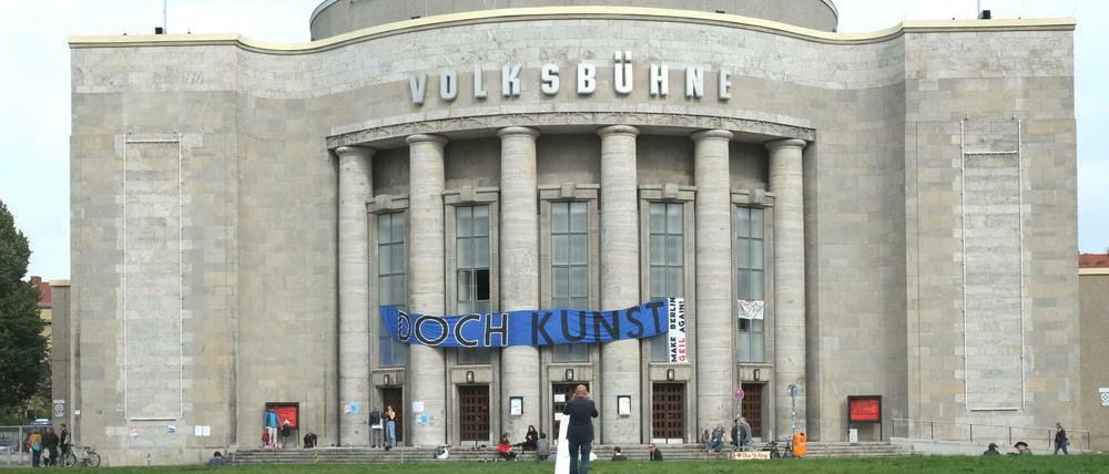 Die Berliner Volksbühne am Rosa-Lxemburg-Platz während ihrer Besetzung Ende September 2017. 