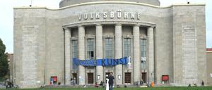 Die Berliner Volksbühne am Rosa-Lxemburg-Platz während ihrer Besetzung Ende September 2017. 