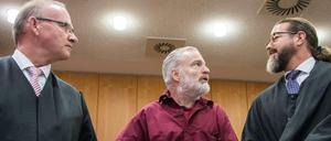 Rechtsanwalt Hannes Linke (l), der Angeklagte Schweizer Daniel M. und der Anwalt Robert Kain.