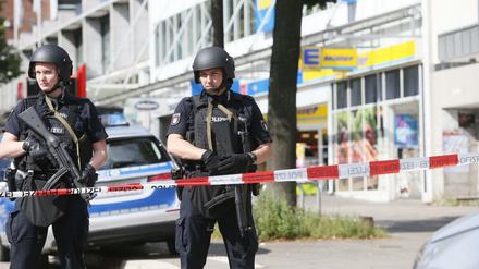 Messerattacke in Hamburger Supermarkt: Polizei am Tatort am 28. Juli 2017 