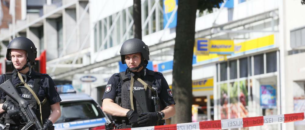 Messerattacke in Hamburger Supermarkt: Polizei am Tatort am 28. Juli 2017