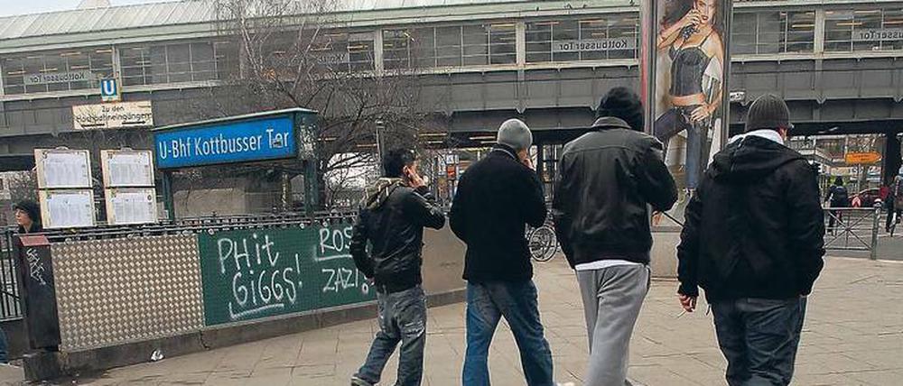 Am Wochenende eskalierte am Kottbusser Tor ein Streit zwischen einem Dealer und einem Obsthändler – nicht die erste Eskalation an diesem Ort.