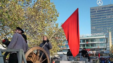 Klassenkampf. Rote Fahnen am Breitscheidplatz vor dem Europa-Center, dessen Mercedes-Stern nicht gerade Sozialismus symbolisiert. 