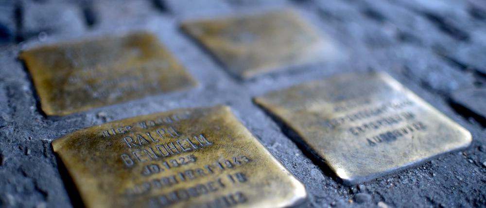 Stolpersteine für eine Familie der Holocaust-Überlebenden in Berlin.