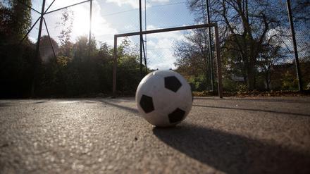 Hinter Gittern. Fußballkäfige findet man fast überall in Berlins City.