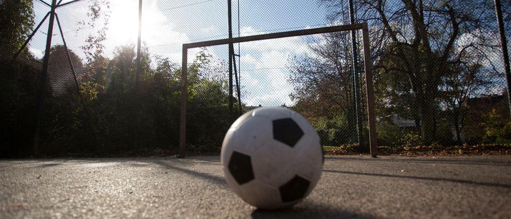 Hinter Gittern. Fußballkäfige findet man fast überall in Berlins City.