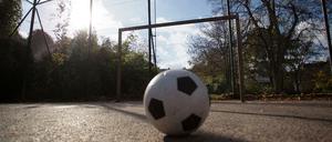Hinter Gittern. Fußballkäfige findet man fast überall in Berlins City.