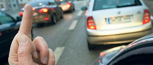 Grässlich, aber üblich. Die "Mir-doch-egal-Hauptsache-ich"-Typen nehmen besonders im Straßenverkehr zu. 