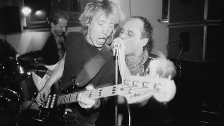 Aljoscha Rompe und Christoph Zimmermann von "Feeling B", Dunckerclub, Berlin-Prenzlauer Berg, 1986, DDR. Fotograf Harald Hauswald war dabei.