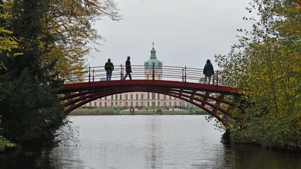 In Berlin gibt es 1085 Brücken. Spaziergänger genießen den Ausblick im Schloßpark Charlottenburg.