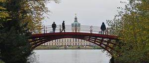In Berlin gibt es 1085 Brücken. Spaziergänger genießen den Ausblick im Schloßpark Charlottenburg.
